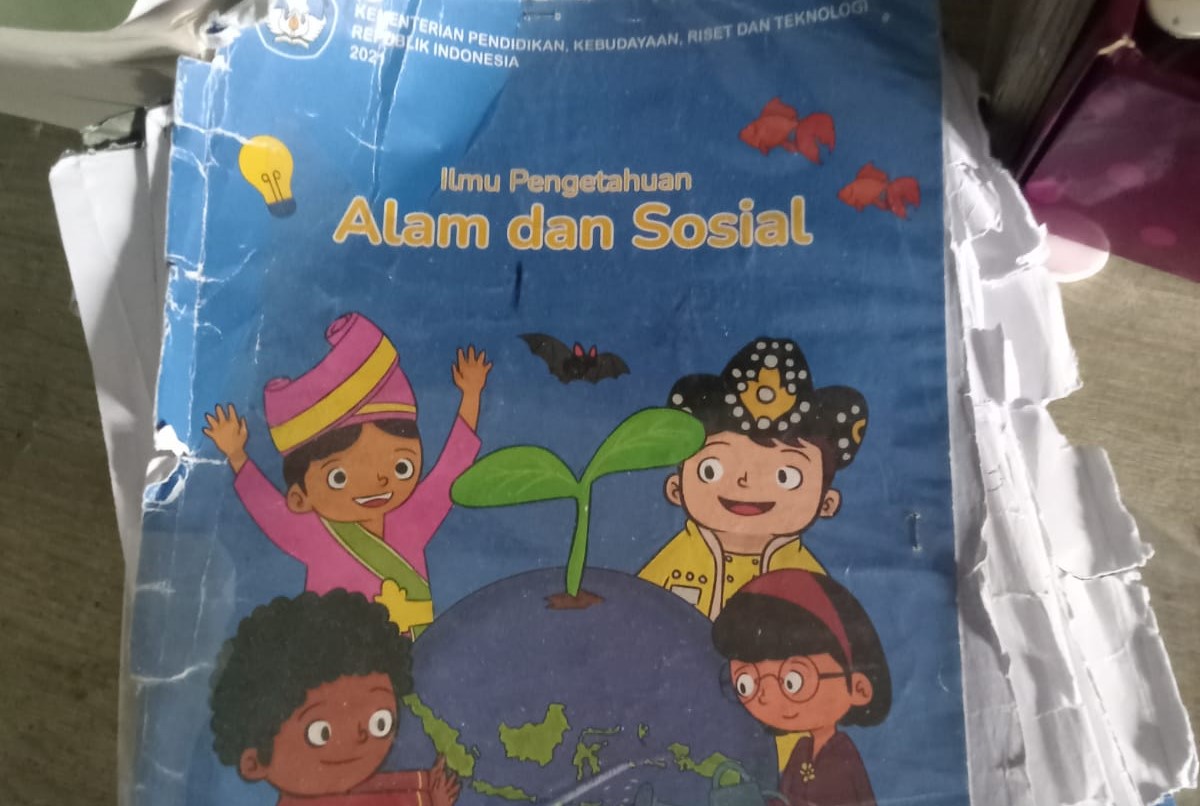 RUSAK: Salah satu buku paket di Badung yang rusak.