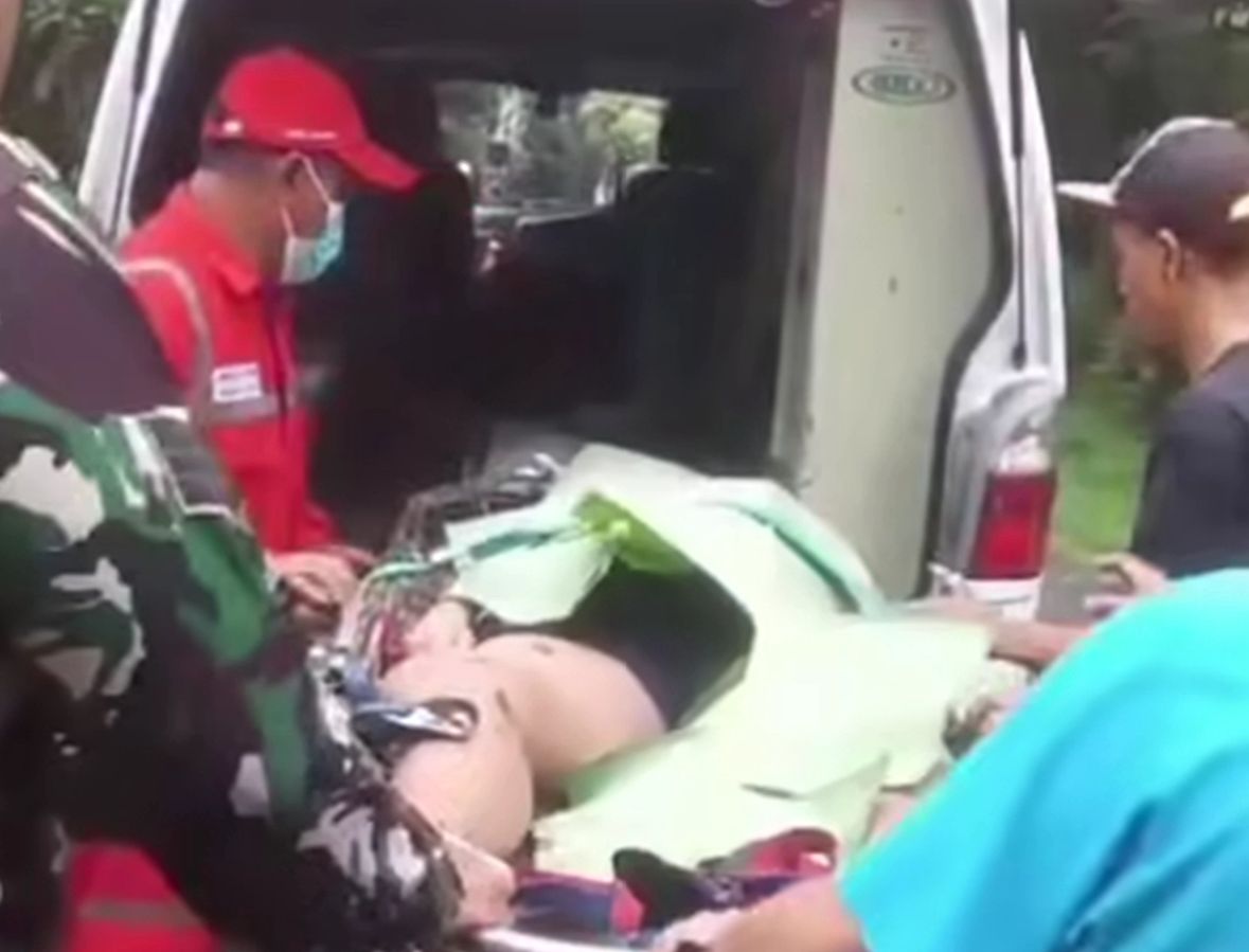 EVAKUASI: Tim Damkar Badung saat melakukan evakuasi warga jatuh ke jurang di Abiansemal.