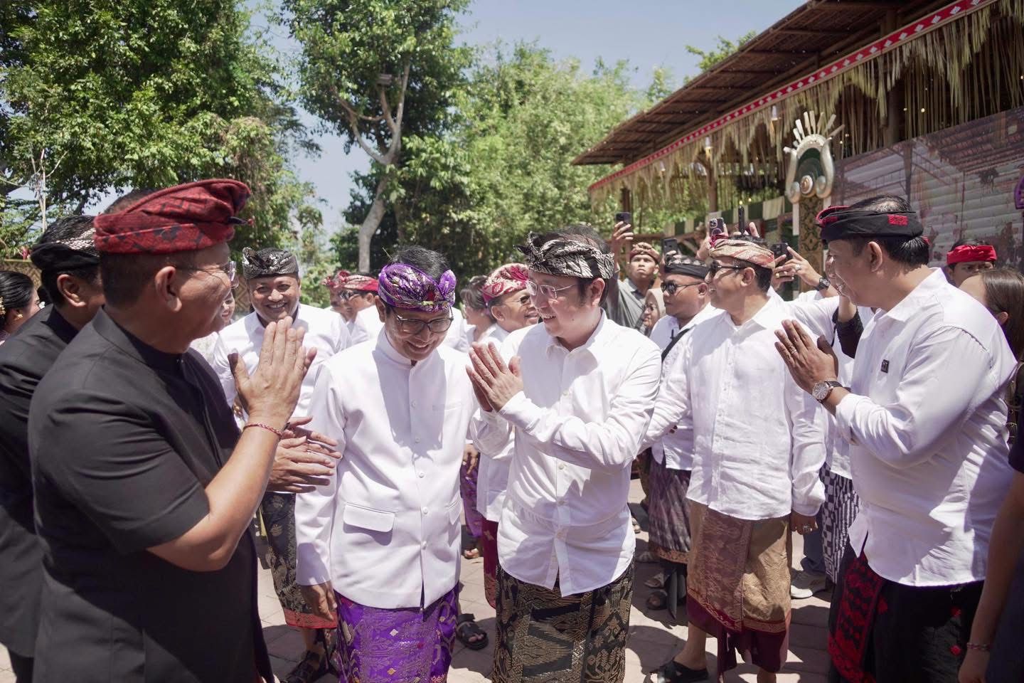 MENYAMBUT: Bupati Badung I Wayan Adi Arnawa bersama para tokoh saat menyambut kedatangan Prananda Prabowo, Senin, 25 Agustus 2025.