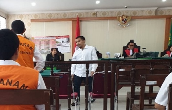 Terdakwa Rendi Firmansyah usai mendengar dakwaan di PN Denpasar, Selasa (26/8) kemarin.