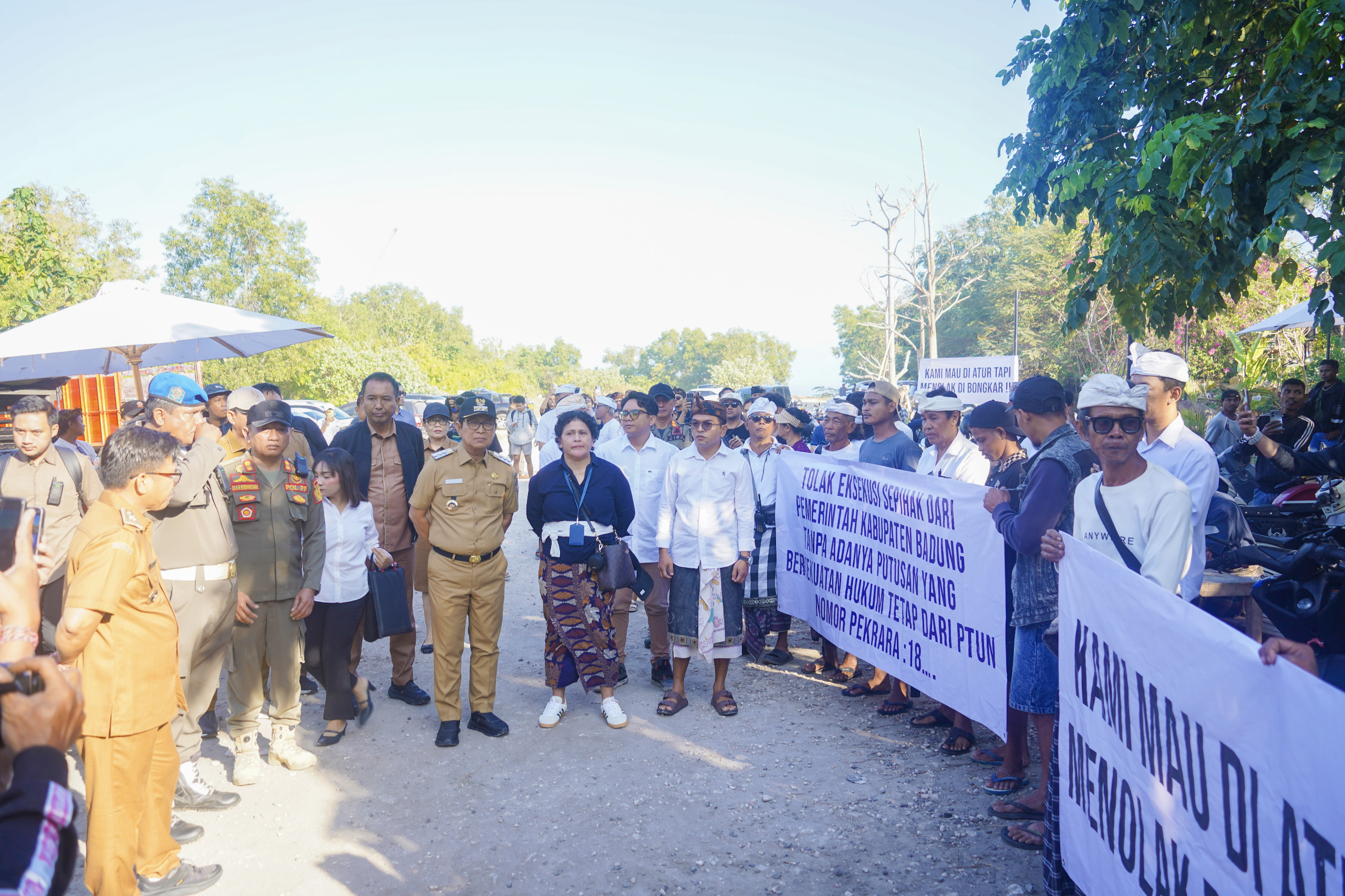 PEMBONGKARAN: Bupati Badung dihadang warga dan pekerja menjelang pembongkaran bangunan melanggar di Pantai Bingin, Pecatu, Kuta Selatan.