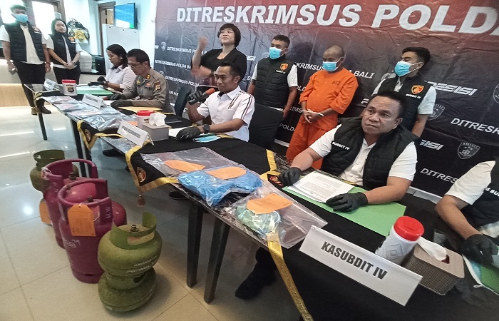 Wakil Direktur Reskrimsus Polda Bali, AKBP I Nengah Sadiarta, S.I.K., S.H., M.K.P., memperlihatkan teersangka pengoplos gas elpiji di Badung, Bali.