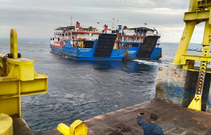 Karya Maritim III berlayar dengan cara digandeng Karya Maritim II dari Pelabuhan Gilimanuk menuju dermaga Bulusan di Ketapang