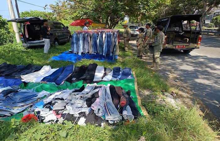 Petugas Satpol PP saat menertibkan penjual baju bekas di Gianyar.
