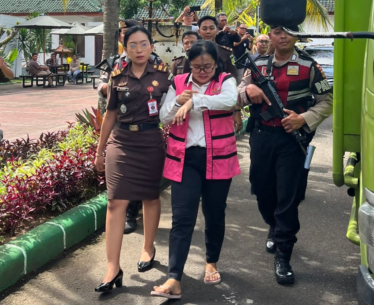 DIGIRING: Tersangka Sayu Putu Rina Dewi saat digiring untuk proses tahap kedua di Kejari Jembrana, Kamis (28/8).