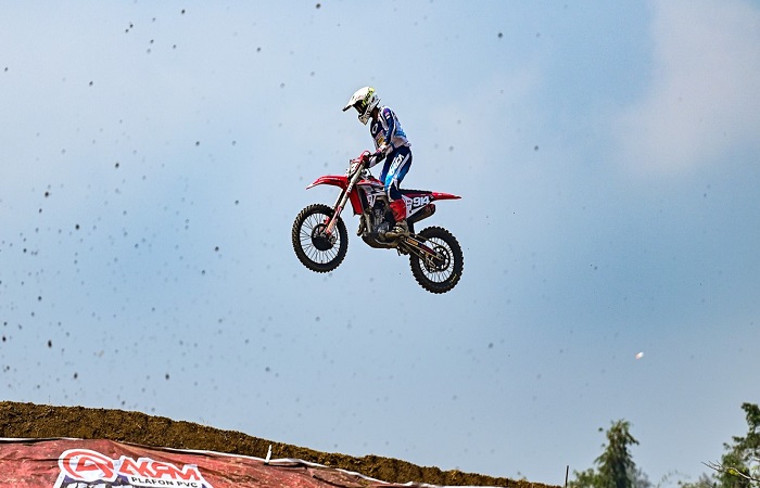 Seri kelima Kejurnas Motocross Indonesia 2025 kelas MX2 di Sirkuit MX Akarmas Sumbing Mountain, Wonosobo, Jawa Tengah, Arsenio dua kali naik podium.