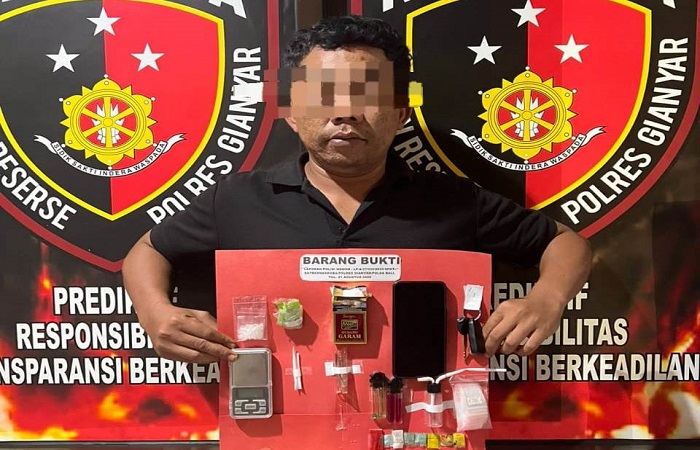 Pelaku inisial IKS ditangkap beserta barang bukti narkoba.