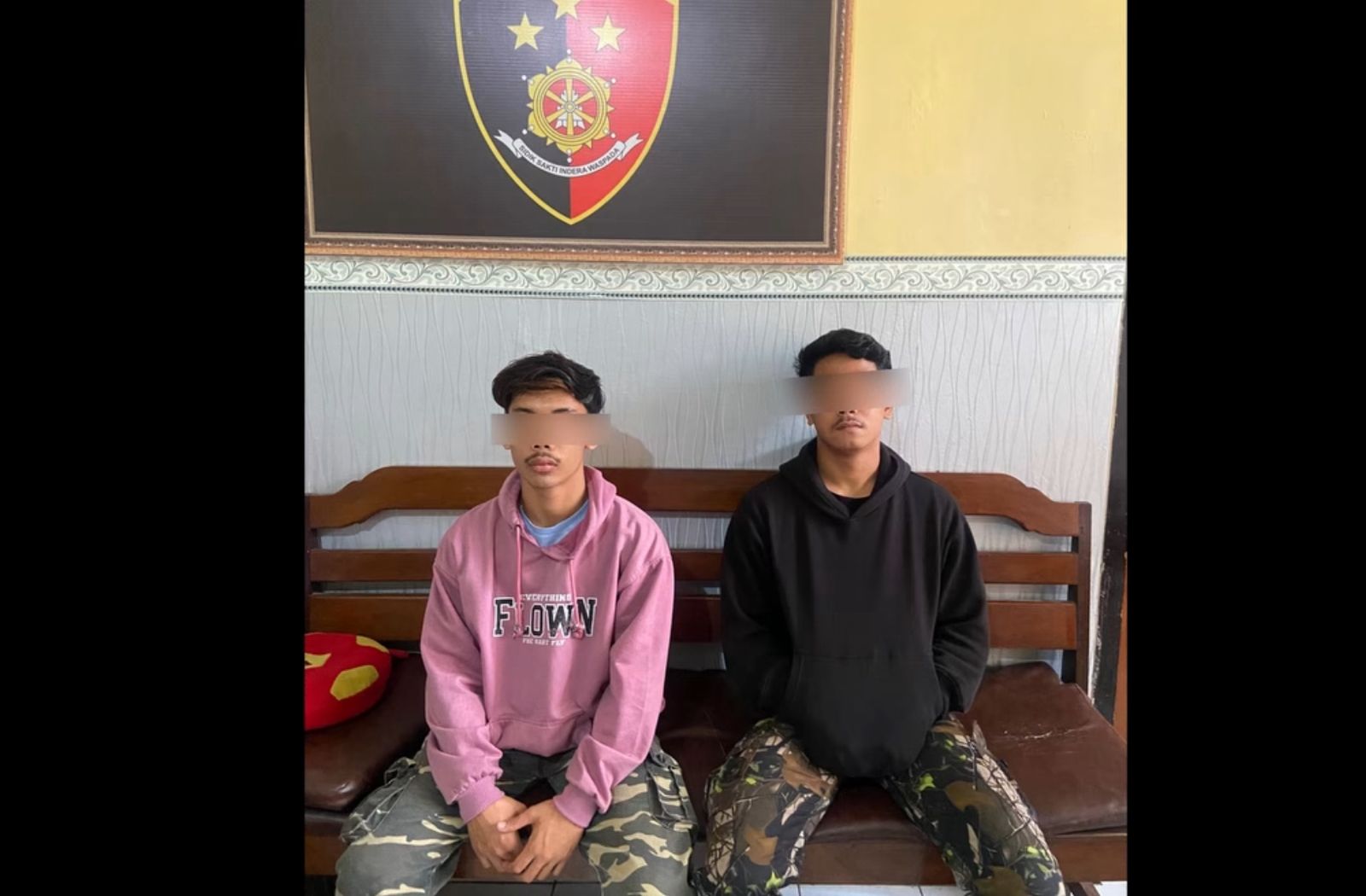 DIAMANKAN: Pelaku penganiayaan (kiri) bersama temannya telah diamankan di Polsek Manggis, Karangasem.