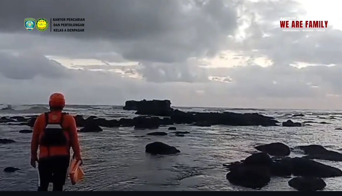 PENCARIAN: Tim SAR gabungan saat melakukan pencarian tiga orang terseret arus di Pantai Mengening, Kamis (28/8/2025).
