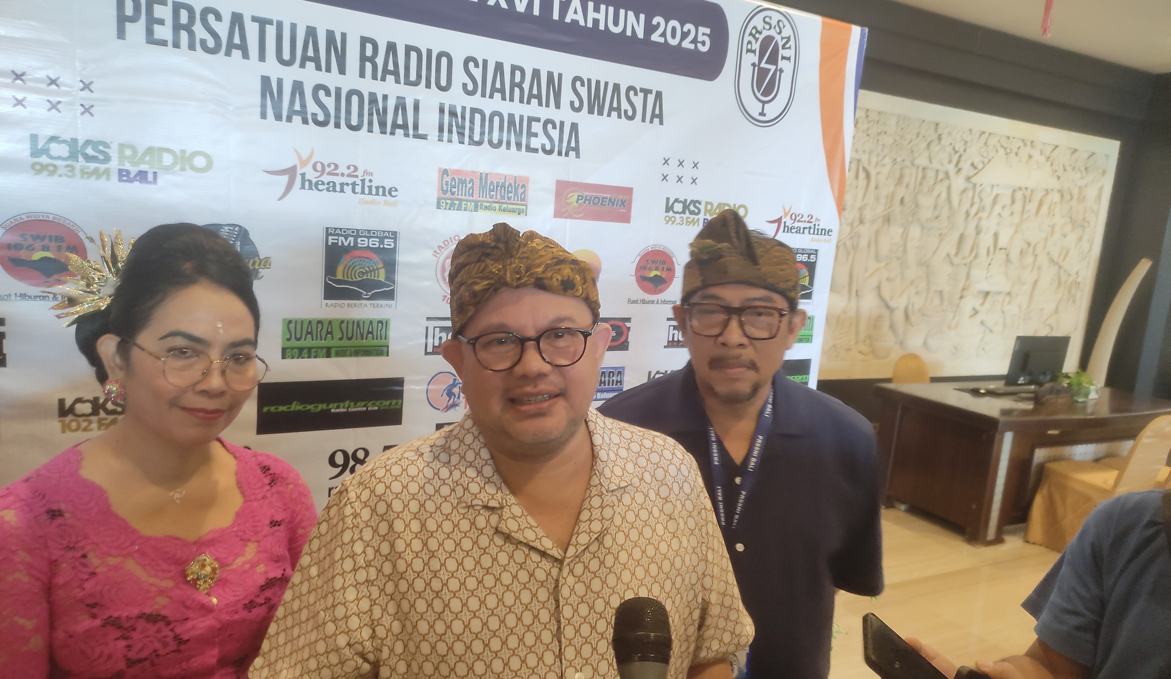 BERI KETERANGAN: Ketua Umum Persatuan Radio Siaran Swasta Nasional Indonesia (PRSSNI), Muhammad Rafiq (tengah) saat beri keterangan perihal royalti di Denpasar, Kamis
