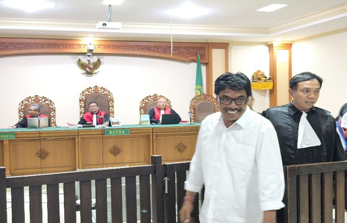 Mantan Ketua KONI Gianyar, Pande Made Purwata usai jalani sidang putusan di Pengadilan Tipikor Denpasar, Rabu (27/8) lalu.