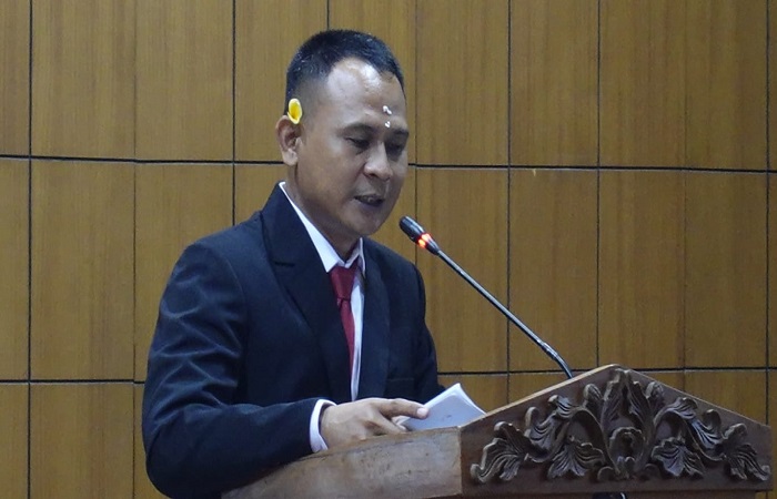 I Wayan Adi Aryanta, mahasiswa Program Doktor Ilmu Agama dan Kebudayaan UNHI Denpasar, beri paparan di hadapan tujuh profesor.