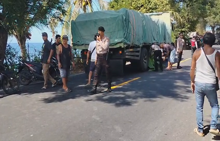 Suasana di lokasi laka lantas yang mengakibatkan satu orang tewas terlindas truk.