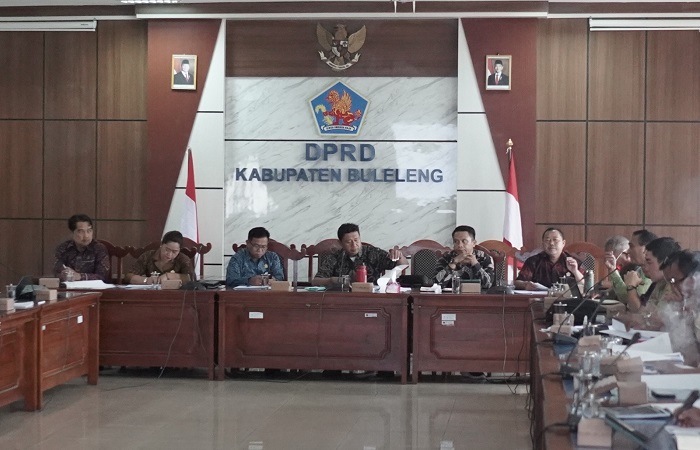 Ketua Komisi IV DPRD Buleleng, Nyoman Sukarmen sebut para wakil rakyat kini menggenjot naskah akademik, untuk mengakomodir pelaksanaan widyalaya dan pasraman.
