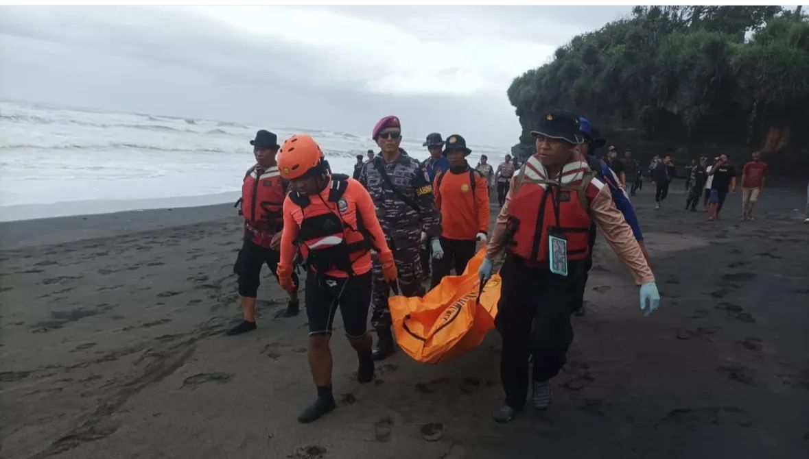 EVAKUASI: Tim SAR gabungan evakuasi jenazah yang terseret arus di Pantai Mengening, Cemagi, Mengwi, Badung, Jumat (29/8/2025).