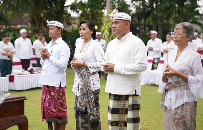Pejabat yang baru dimutasi menjalani prosesi di belakang Kantor Bupati Gianyar.
