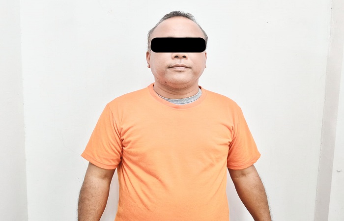 Tersangka berinisial MR, 55, kenakan pakaian tahanan Satuan Reskrim Polres Bandara. Dia ditangkap polisi karena diduga sebagai provokator kasus pemukulan sekuriti di Bandara Ngurah Rai.