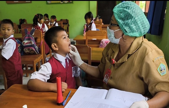 Anak sekolah dasar mendapat cek kesehatan gratis di Tabanan.