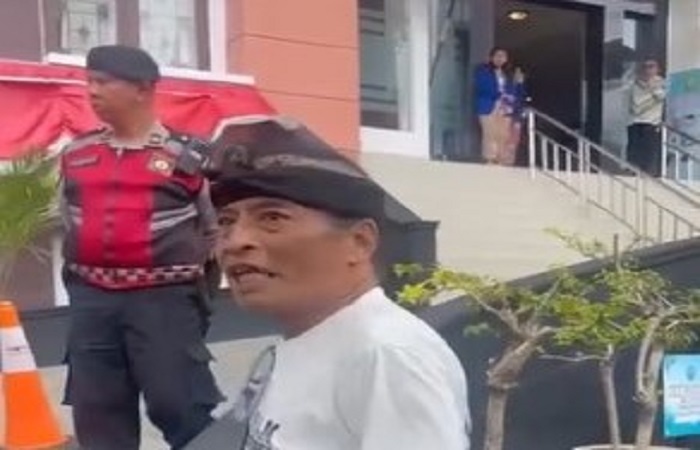 Keluarga korban berteriak di depan gedung PN Gianyar. setelah sidang tuntutan pelaku pembunuhan.