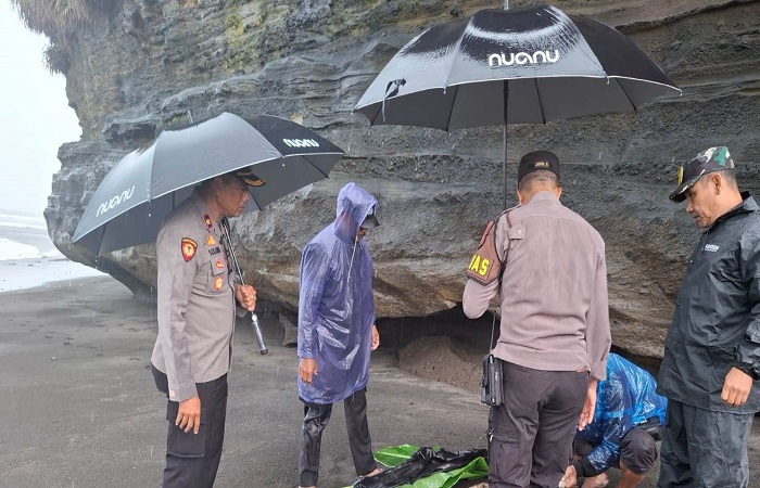 Buruh proyek bernama Akhmad Romli ditemukan tewas terseret arus Pantai Nyanyi, Desa Beraban, Kediri tabanan, Bali, kemarin.