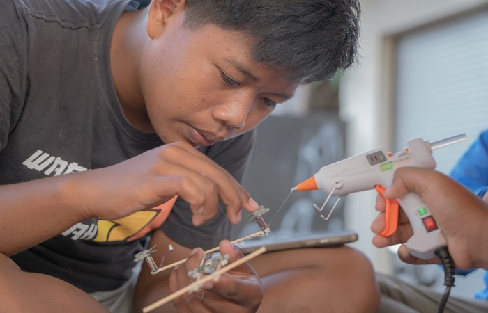 Anak-anak diberikan pengalaman berharga melalui workshop membuat drone berbahan tusuk sate