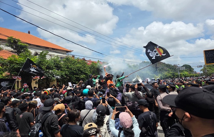 Aksi Demonstrasi di depan Mapolda Bali, Sabtu (30/8) lalu.