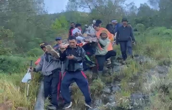 Pemandu lokal saat melakukan evakuasi terhadap Jro Mangku Nyoman Jatiasa yang meninggal saat akan melakukan perjalanan spiritual ke Puncak Gunung Agung.