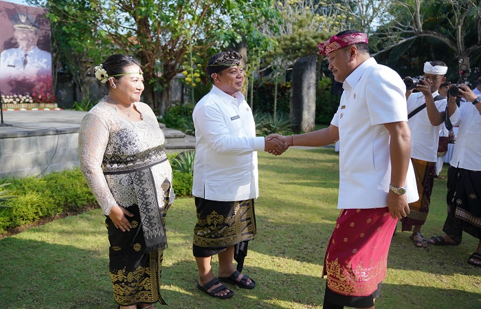 Gus Bem dilantik menjadi Sekda termuda se-Indonesia oleh Bupati Gianyar I Made Mahayastra.