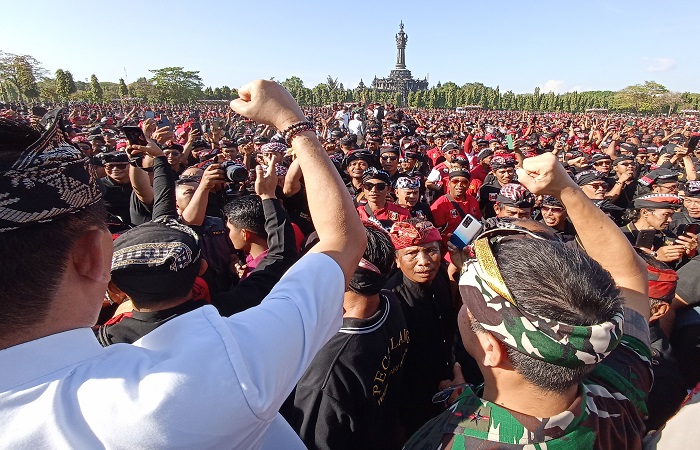 Kapolda Bali dan Pangdam IX/Udayana hadiri dalam gelar Agung Pecalang di Lapangan Niti Mandala Renon, Denpasar, kemarin.