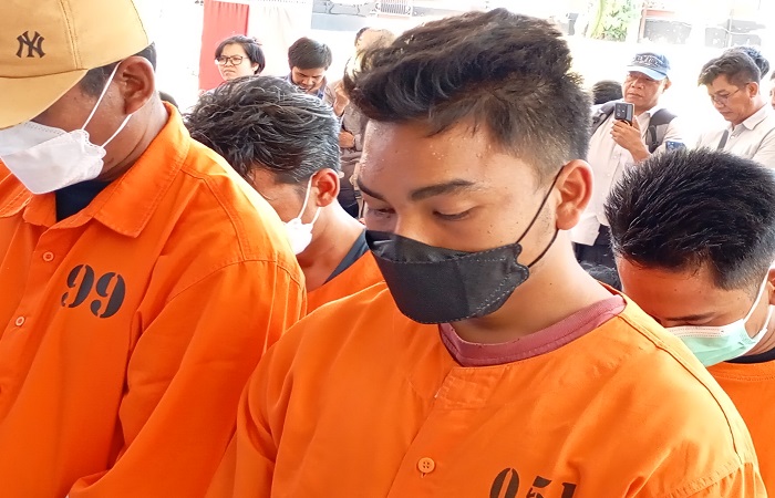 Tersangka Ach Heru Prastiko saat rilis di Polres Buleleng. Ia yang menabrak Aipda Sudi, sempat menghilangkan jejak.