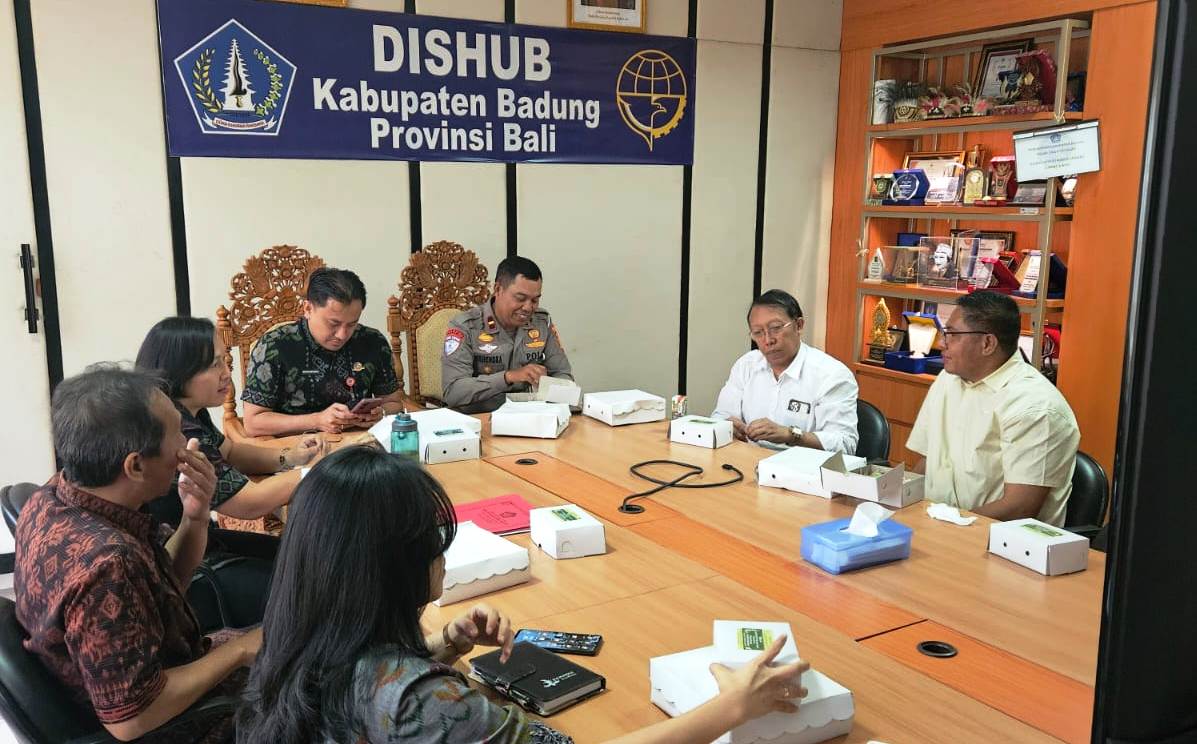 SIDANG: Pihak Magnum Resort Berawa  saat mengikuti sidang Andalalin di Kantor Dinas Perhubungan Badung, Selasa (2/9).