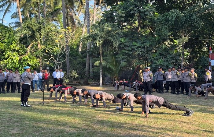 Tujuh ersonel Polsek Nusa Penida disaksi melakukan push up sebanyak 50 kali, bertempat di halaman Polsek Nusa Penida, Selasa (2/9) kemarin.