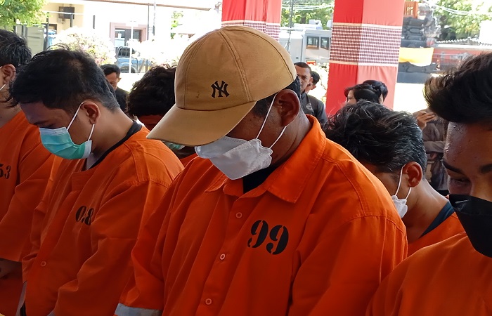 Tersangka Arcayana hanya tertunduk lesu, akibat ulahnya yang menelantarkan korban laka lantas.
