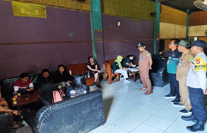 Para pekerja tempat hiburan malam di Kelurahan Jembrana mengikuti VCT.