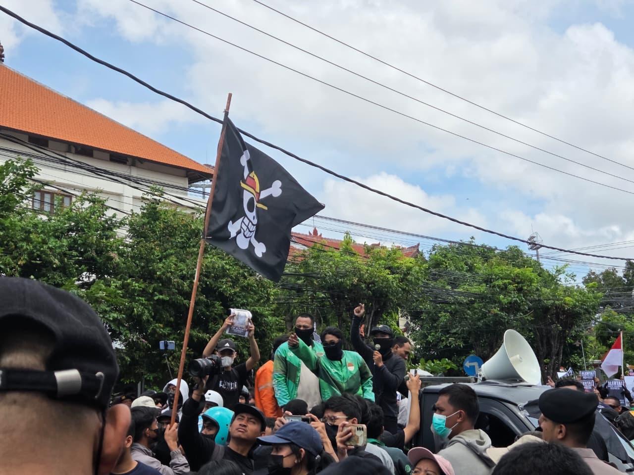DEMO: Aksi demonstrasi di depan Polda Bali beberapa waktu lalu.