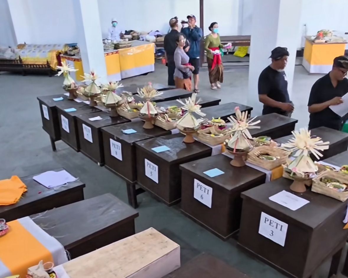 KREMASI: RSUP Prof. Dr. I.G.N.G. Ngoerah saat melaksanakan prosesi kremasi massal terhadap 25 jenazah telantar di Krematorium Kerobokan, Badung.