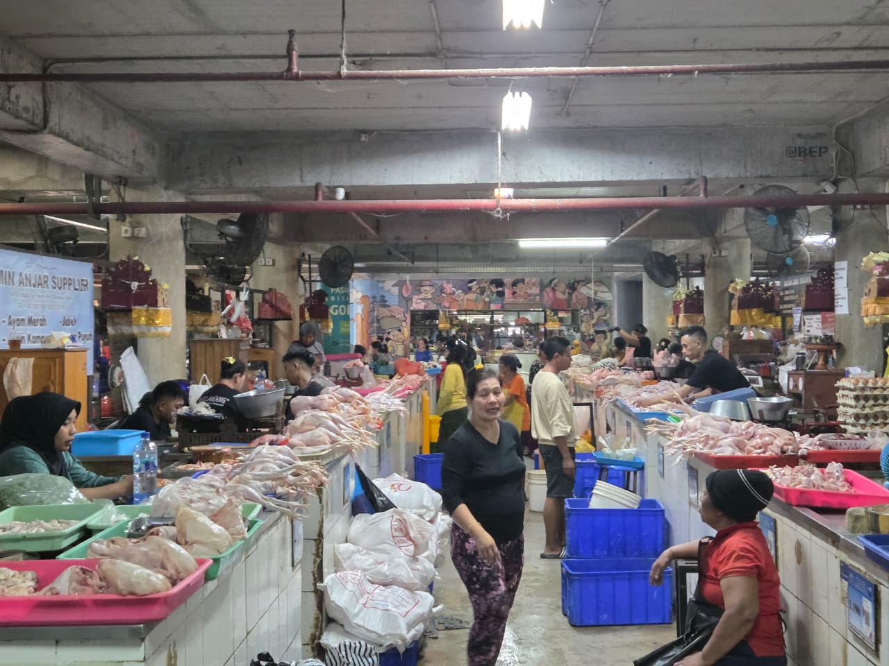 JUAL BELI: Aktivitas  transaksi jual beli di Pasar Badung, Denpasar