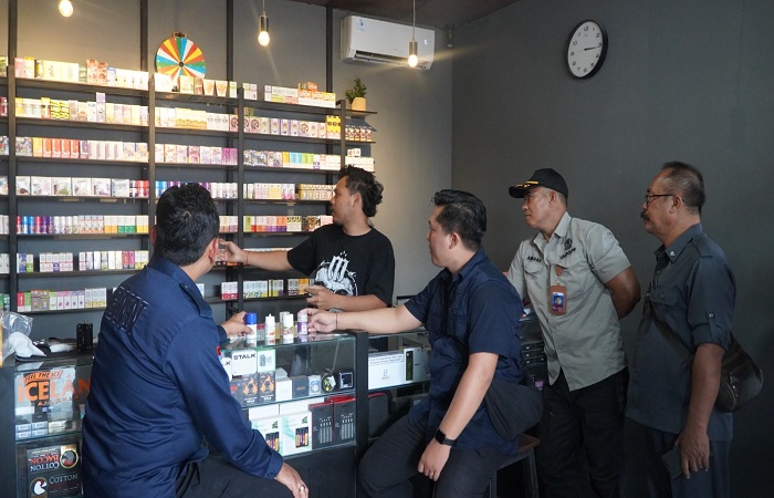 Petugas saat memberikan sosialisasi mengenai bahaya cairan zombie di kandungan cairan vape.