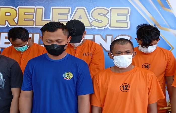 Tersangka Kiwan (baju biru), satu dari tiga tersangka pemalsuan surat. Mereka merupakan sindikat yang telah bekerja selama kurang lebih satu tahun.