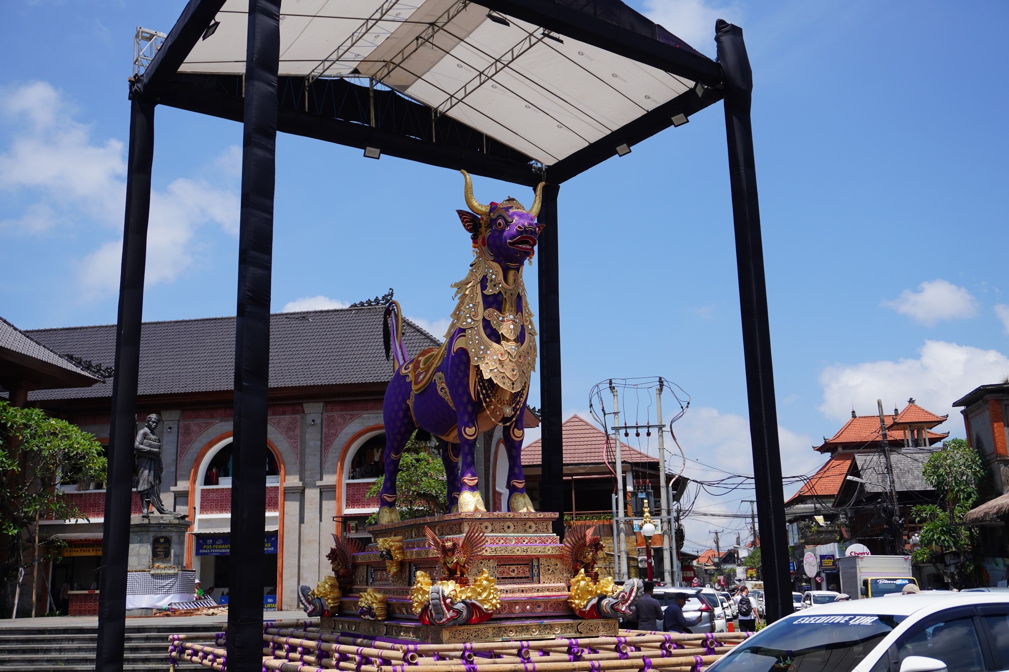 SAKRAL: Lembu tangi mengantarkan jasad Cok Niti ke setra Dalem Puri.