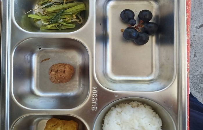 Potret menu MBG minimalis di SDN 1 Baktiseraga, yang viral di media sosial karena porsinya hanya seuprit.