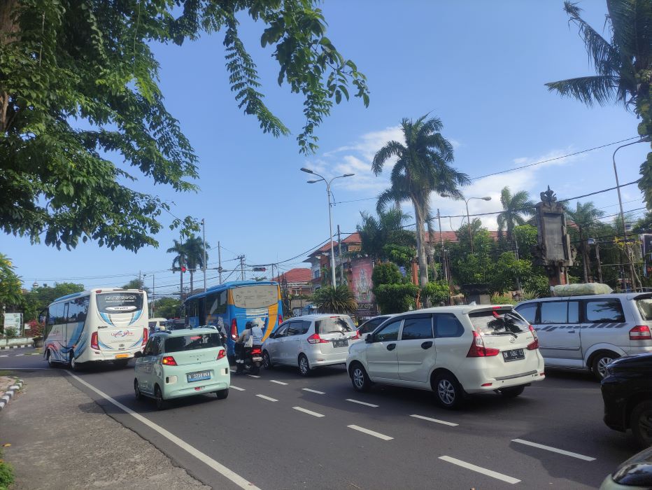 LALU LINTAS: Kepadatan lalu lintas di  ruas jalan Sudirman Denpasar.