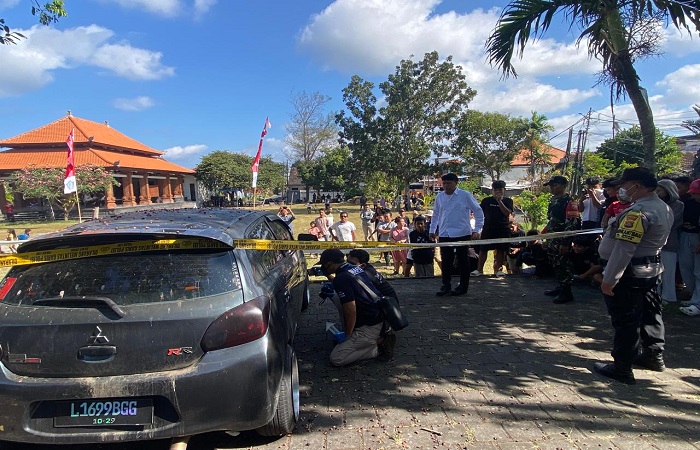 Petugas melakukan olah TKP di area Pura Penataran Wisma Nusa Permai, Kelurahan Benoa, Kuta Selatan, Badung, Kamis 4 September 2025.