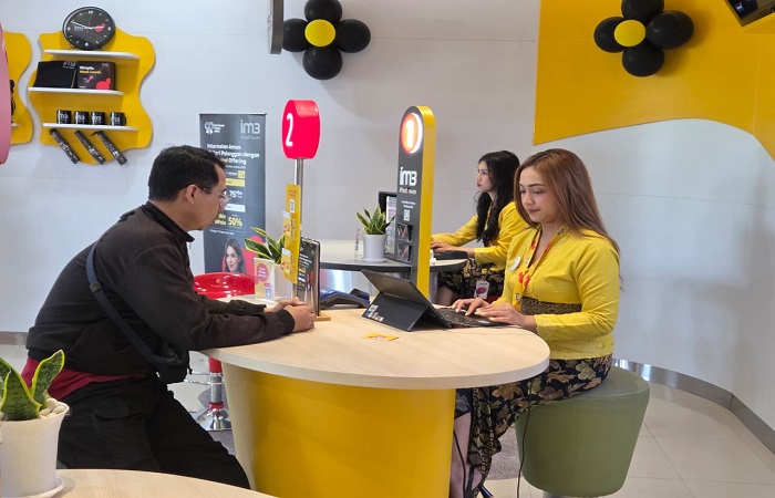 Para pelanggan yang datang ke kantor Indosat Ooredoo Hutchison, Kamis (4/9) lalu.