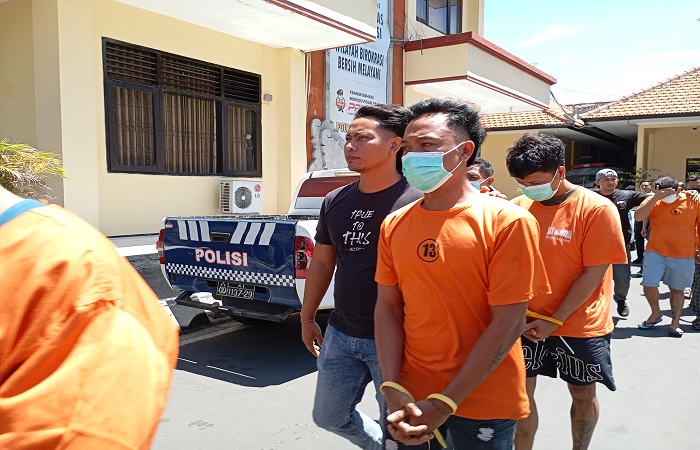 Tersangka RB mengenakan celana boxer hitam, hanya tertunduk malu. Sebagai kurir, ia sangat cerdik dengan menyembunyikan paket sabu di dalam bola lampu.