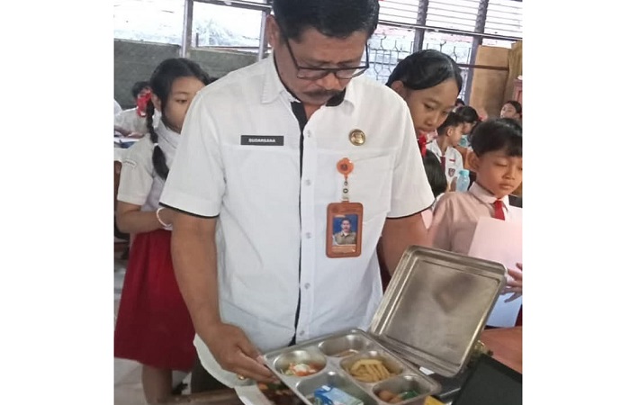 Pasca viralnya menu MBG yang sedikit di SDN 1 Baktiseraga, SPPG Buleleng Pemaron kini tutup sementara untuk evaluasi.