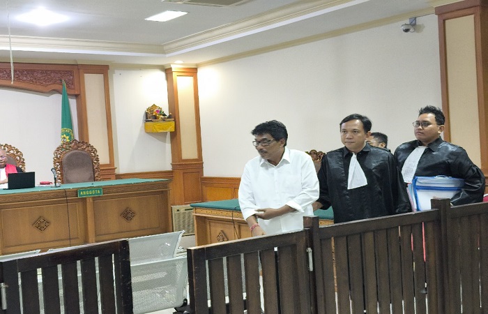 Mantan Ketua KONI Gianyar Pande Made Purwata usai menjalani sidang putusan di Pengadilan Tipikor Denpasar pekan lalu.