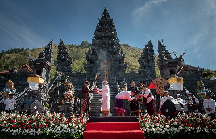 Wakil Bupati Bangli, I Wayan Diar, secara resmi melepas kirab api Pekan Olahraga Provinsi (Porprov) Bali XVI Tahun 2025 di Pura Pasar Agung Batur, Kintamani, pada Minggu, 7 September 2025.