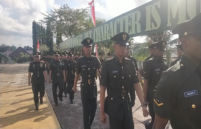 Ratusan siswa yang dinyatakan lulus diambil sumpahnya sebagai prajurit infanteri Bintara TNI AD, sekaligus mereka menampilkan beberapa atraksi ketangkasan.