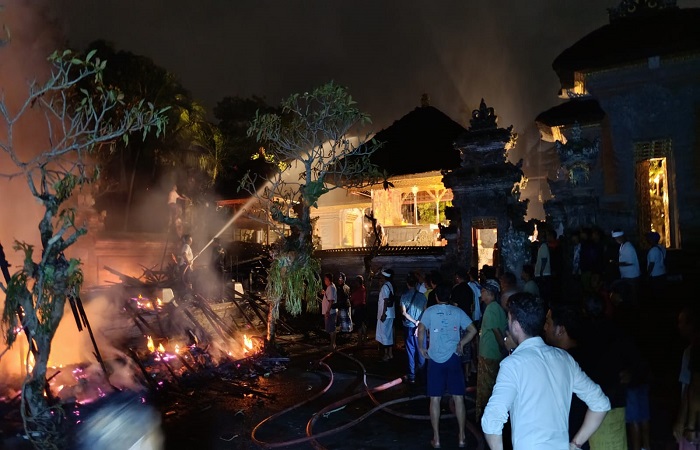 Petugas memadamkan si jago merah yang melahap bangunan di Pura Dalem Ubud.